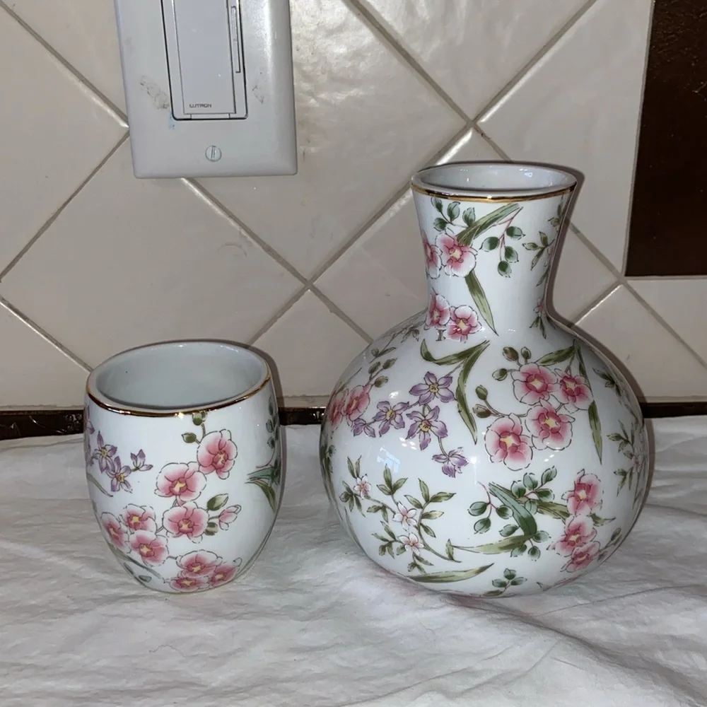 Like new Beautiful porcelain Nantucket Bedside carafe set